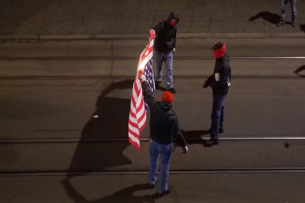 معترضان در سوئیس پرچم آمریکا را به آتش کشیدند