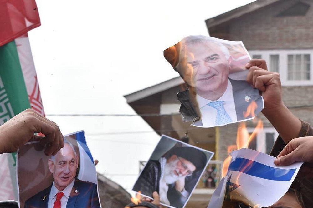 مردم کشمیر عکس پهلوی را آتش زدند