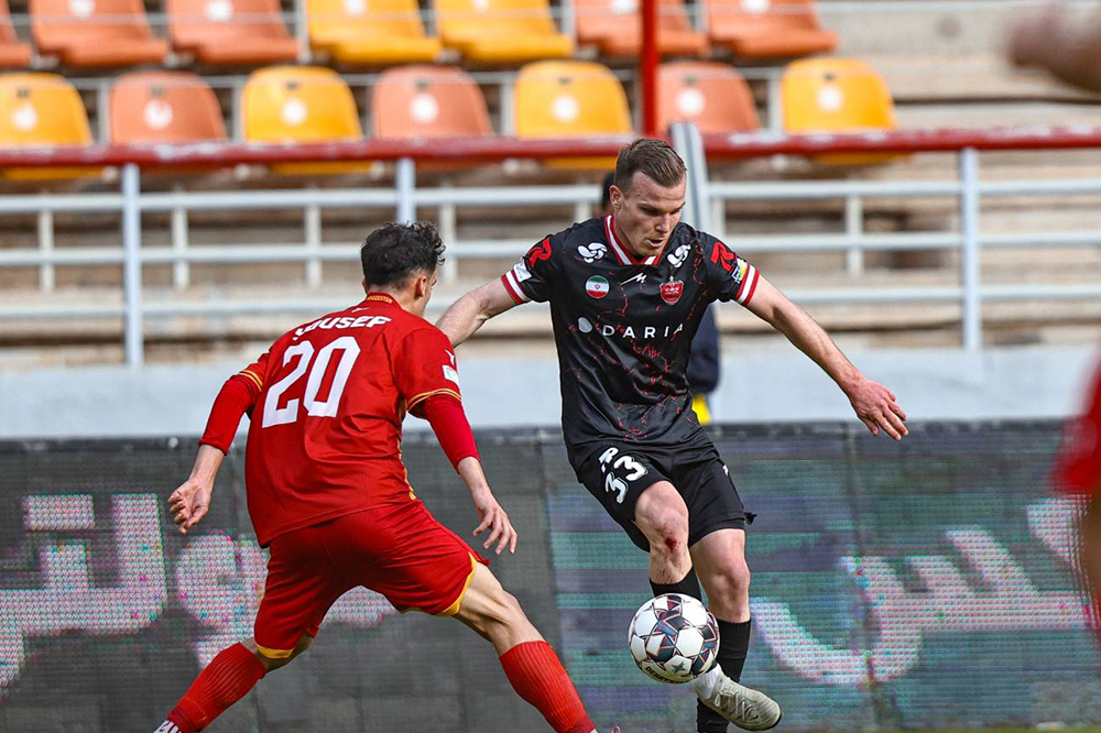 دنیل گرا و اولین نمایش با پیراهن پرسپولیس +فیلم