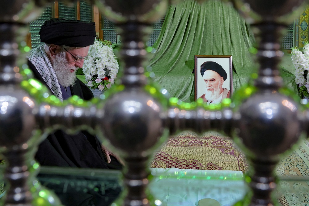حضور رهبر معظم انقلاب در حرم  امام خمینی (ره)