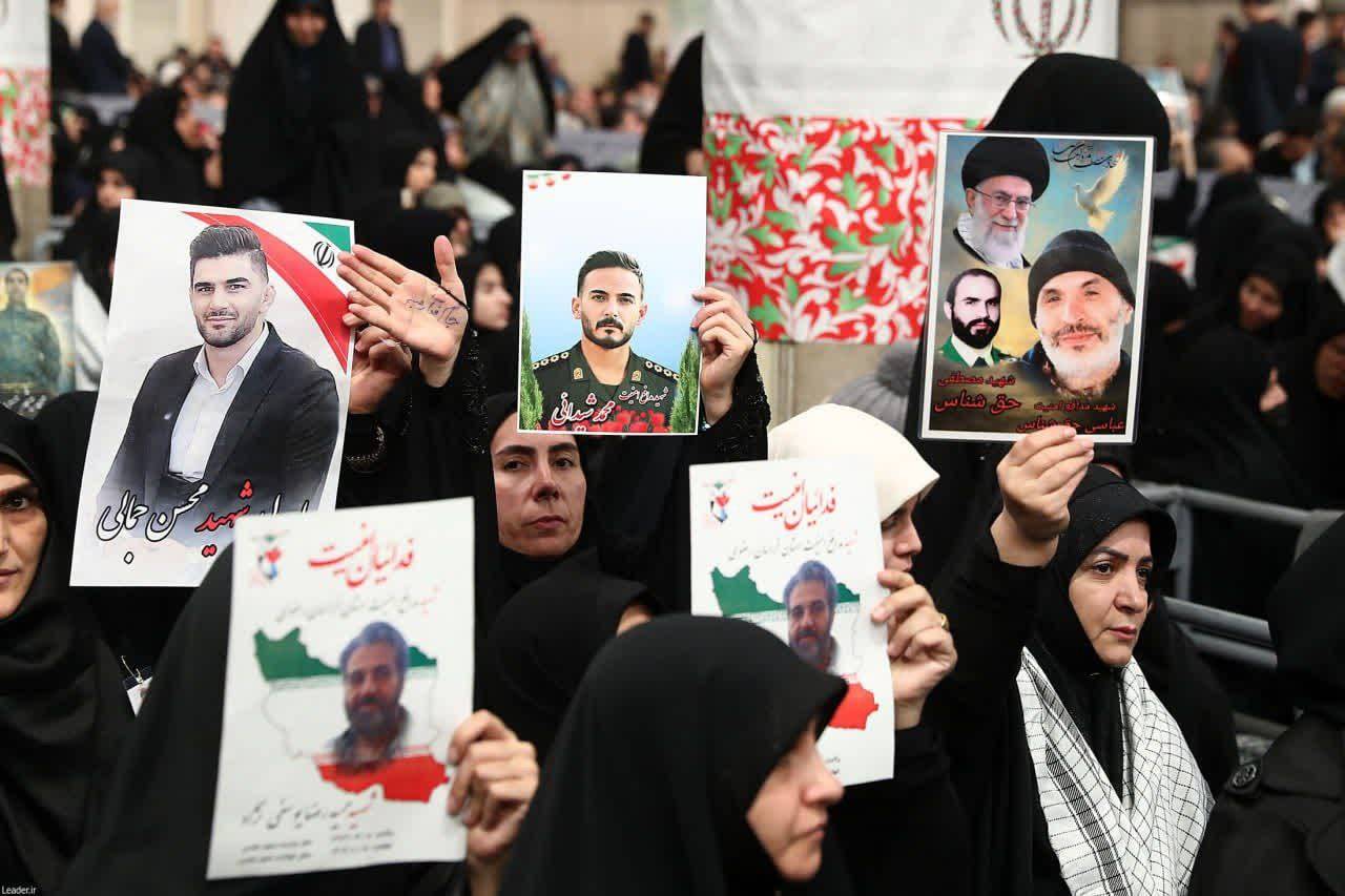 خانوادهها با شهدایشان به دیدار فرمانده رفتند