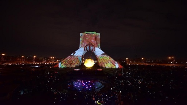 نورافشانی در سالگرد جشن انقلاب اسلامی در میدان آزادی