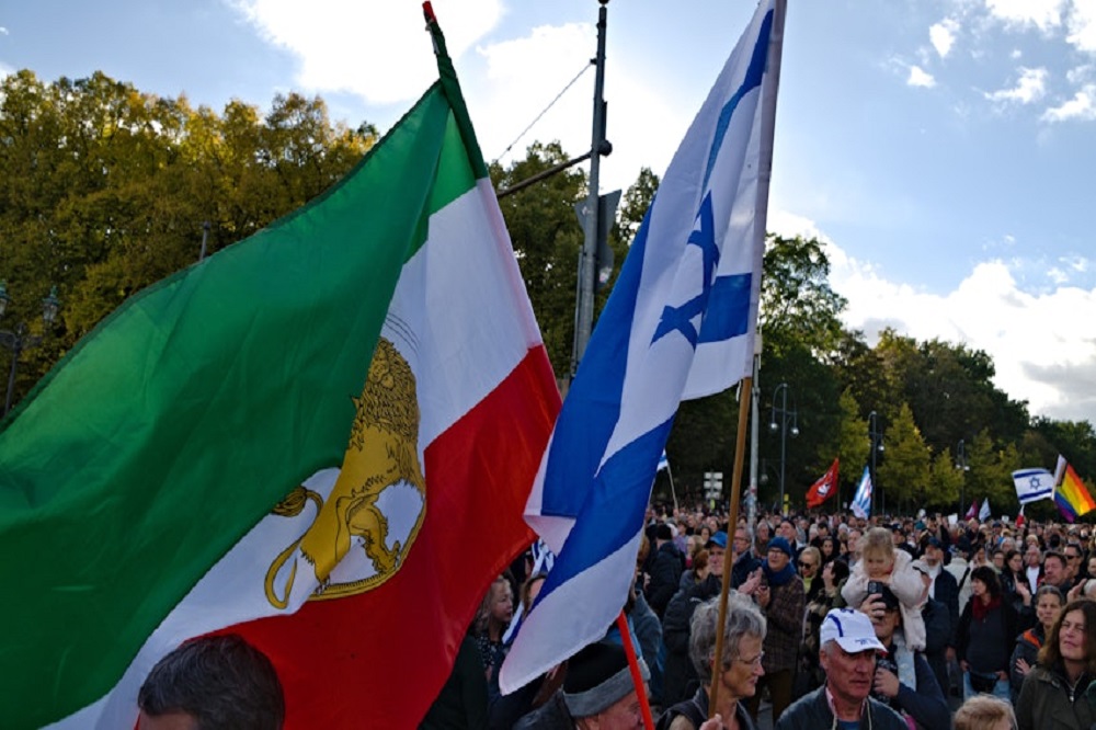 پرچم اسرائیل را باور کنیم یا شعار اشغال‌ستیزی‌تان را