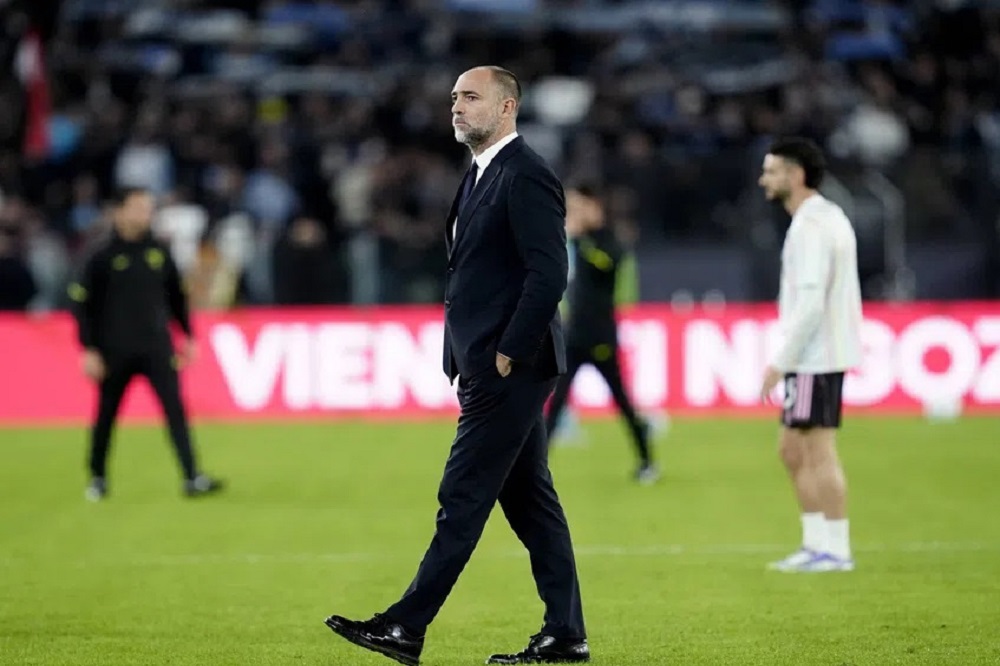 ورود آتشنشان به ساختمان نیمه سوخته