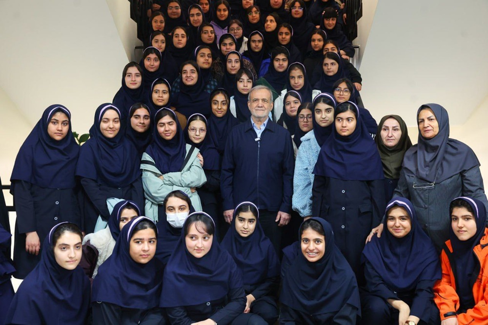 عکس: رئیس‌جمهور در مدرسه هوشمند دخترانه