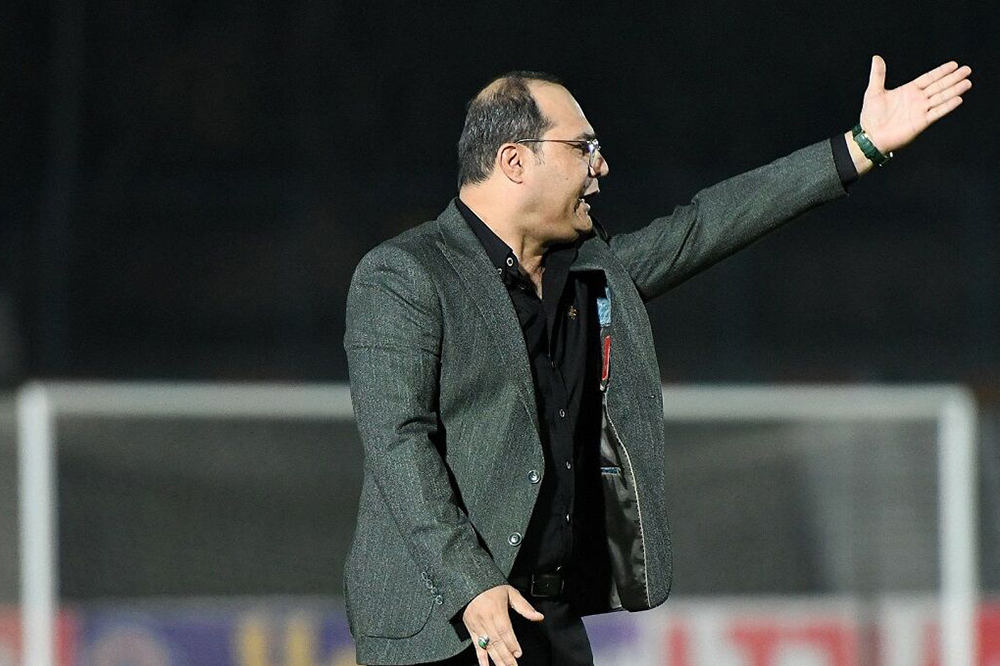 رییعی از روی سکو تراکتور را هدایت میکند