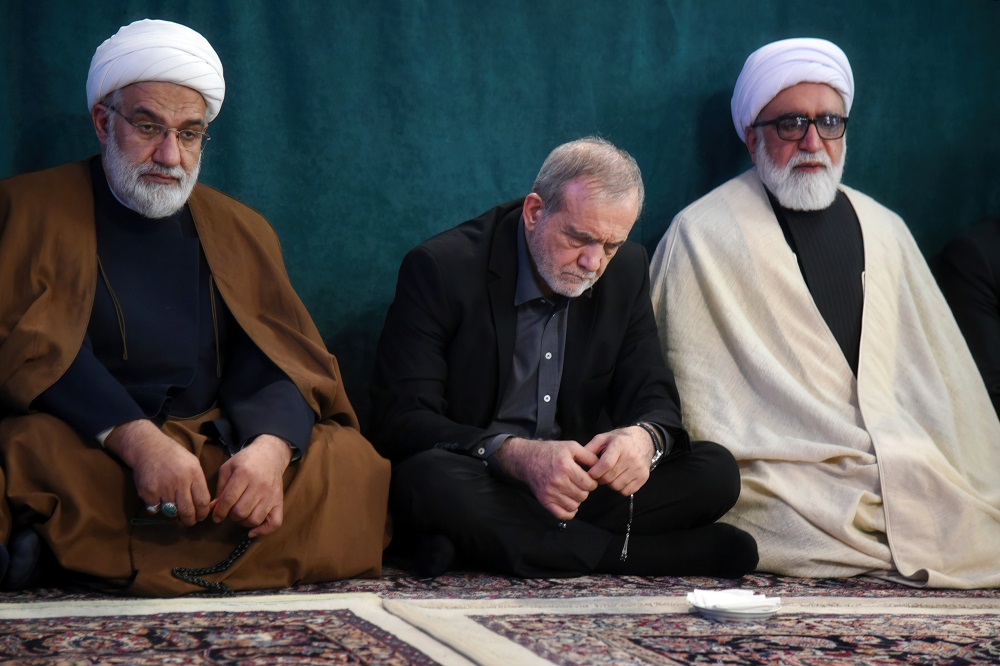 حضور پزشکیان در مراسم چهلم شهدای حوادث دی‌ماه