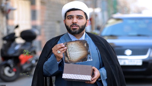 وقتی خبرنگار با یک یادگار سوخته به حسینیه امام خمینی میرود