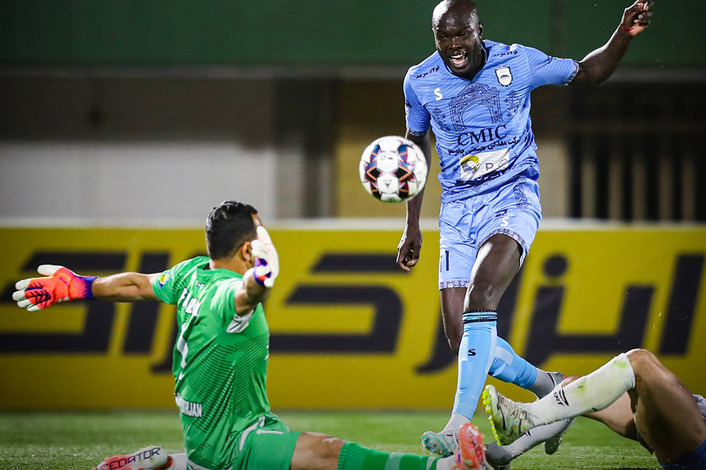 صدرنشین به توپ بسته شد