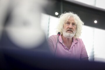 نماینده سابق پارلمان اروپا خطاب به ایران: به تروریسم غربی نه بگویید