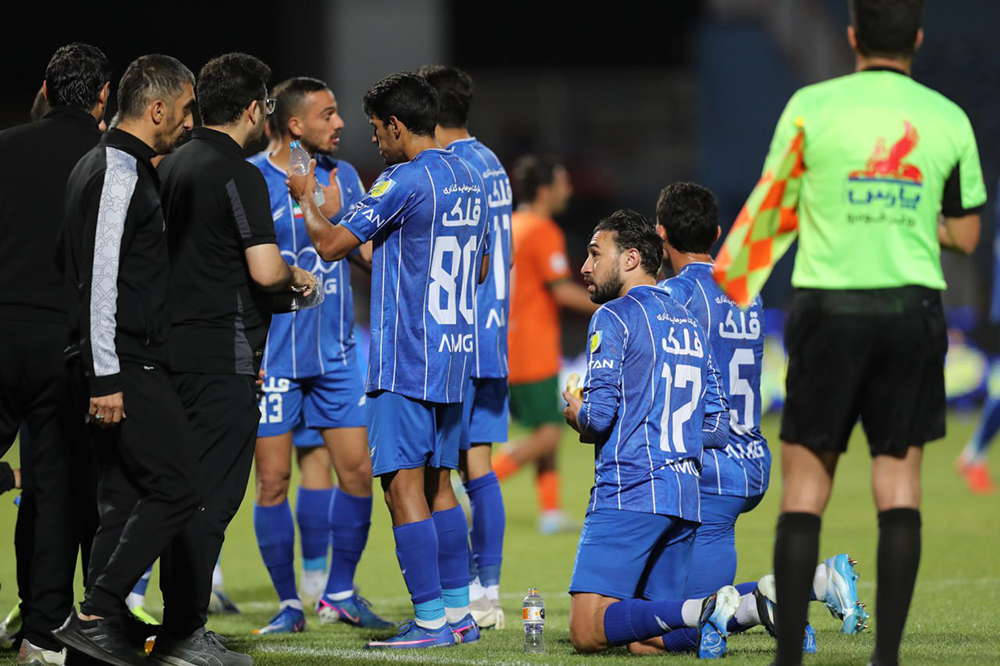 مونیر کنار زمین افطار کرد + فیلم