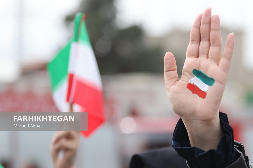 سرخ و سفید و سبز بر ما می‌تابد