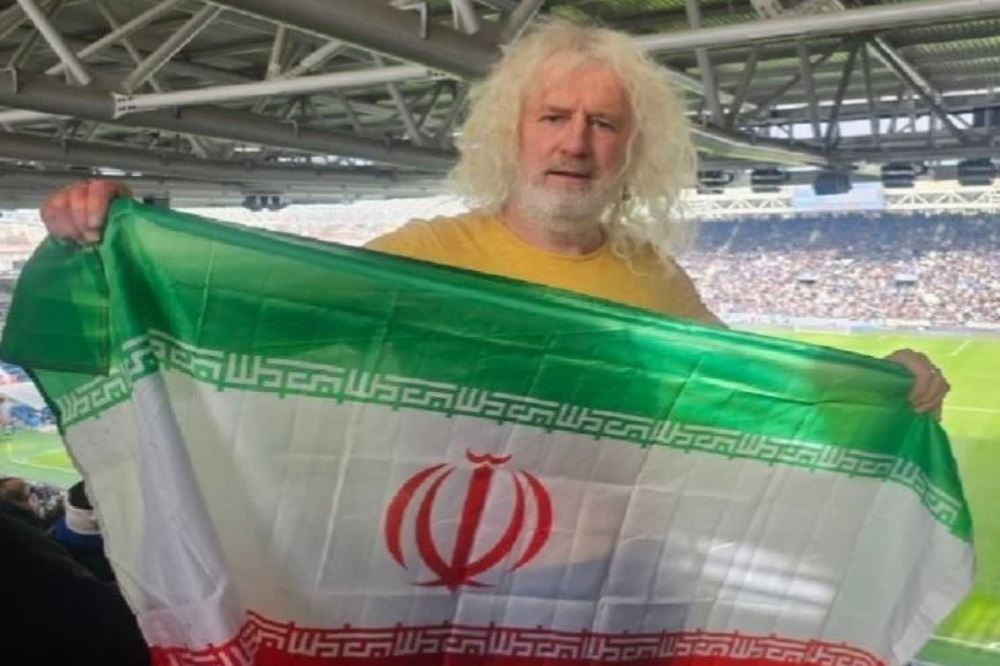 سیاستمدار ایرلندی دوباره با پرچم ایران به استادیوم رفت